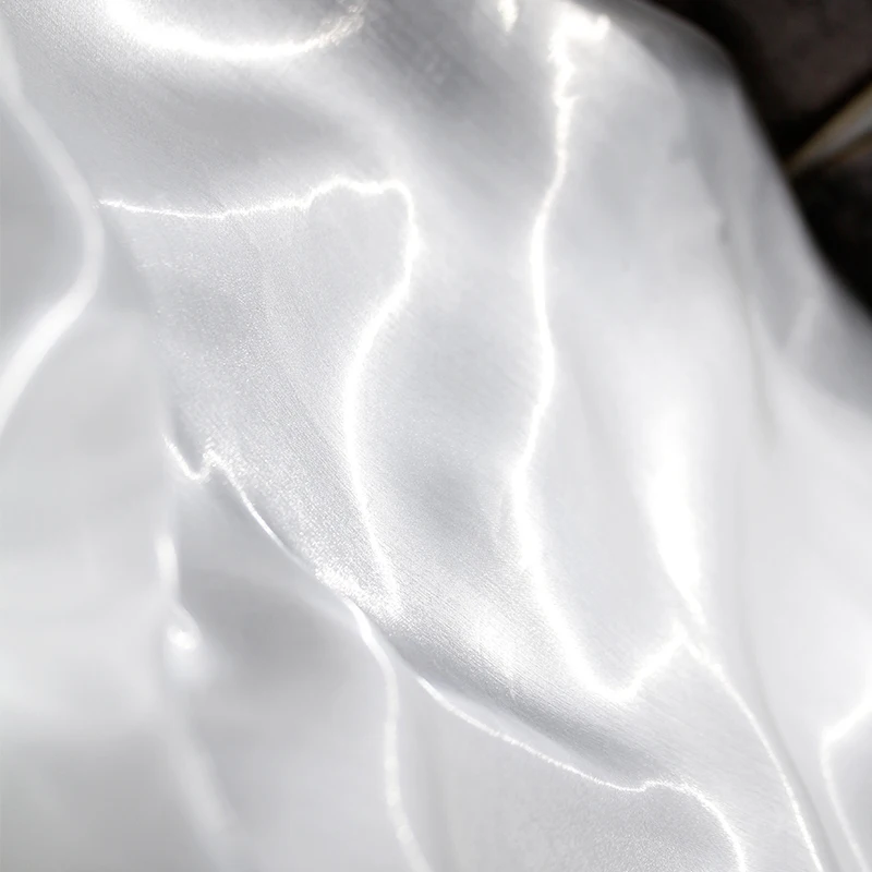 Bellissimo filato d'acqua gelatinoso, luce super brillante, leggermente trasparente, tessuto di design con silhouette crittografata in bianco e nero