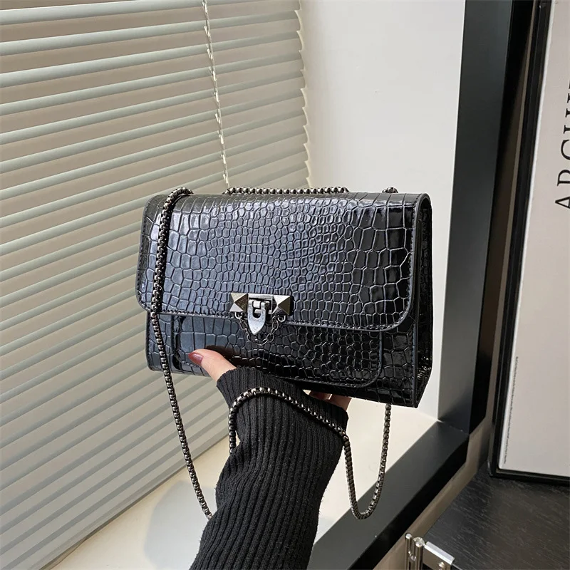 

2025 Новая сумка через плечо с цепочкой в стиле ретро, минималистичная однотонная сумка через плечо для женщин, высококачественная маленькая квадратная сумка