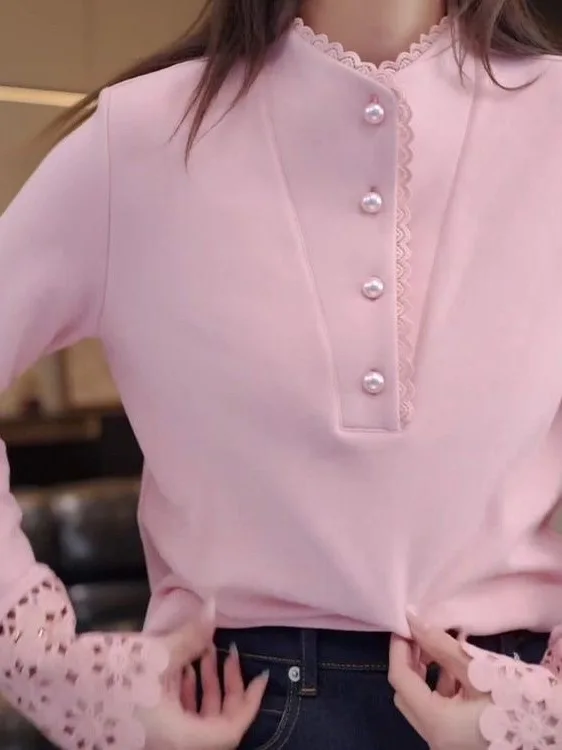 

Розовый вязаный свитер с длинными рукавами для женщин, модный дизайн с кружевными вставками, новинка зимы, открытый воротник, универсальный, теплый и комфортный.