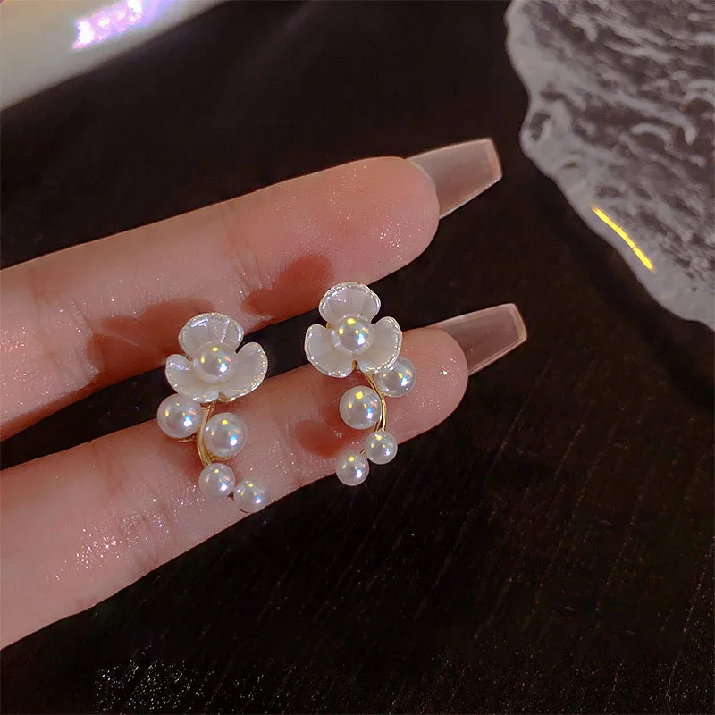 Women French Retro Imitation Pearl Earrings Female Personality Sweet Flower Earrings Fashion 2023 Trendy Earrings Wholesale