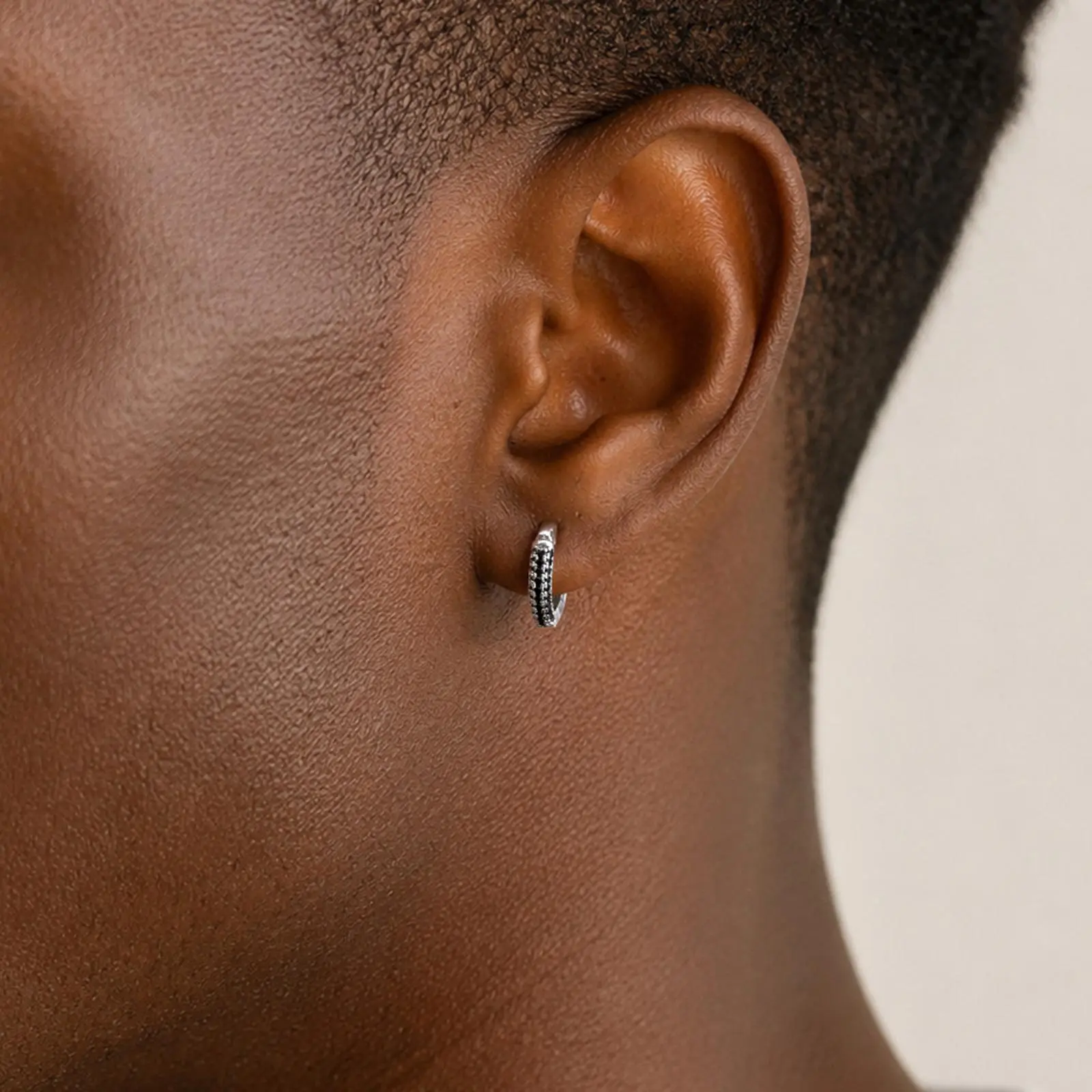 Kristall-Creolen für Männer, Trendige Zirkonia Runde Huggie-Ohrringe, Hip-Hop Piercing-Schmuck – Detail 4