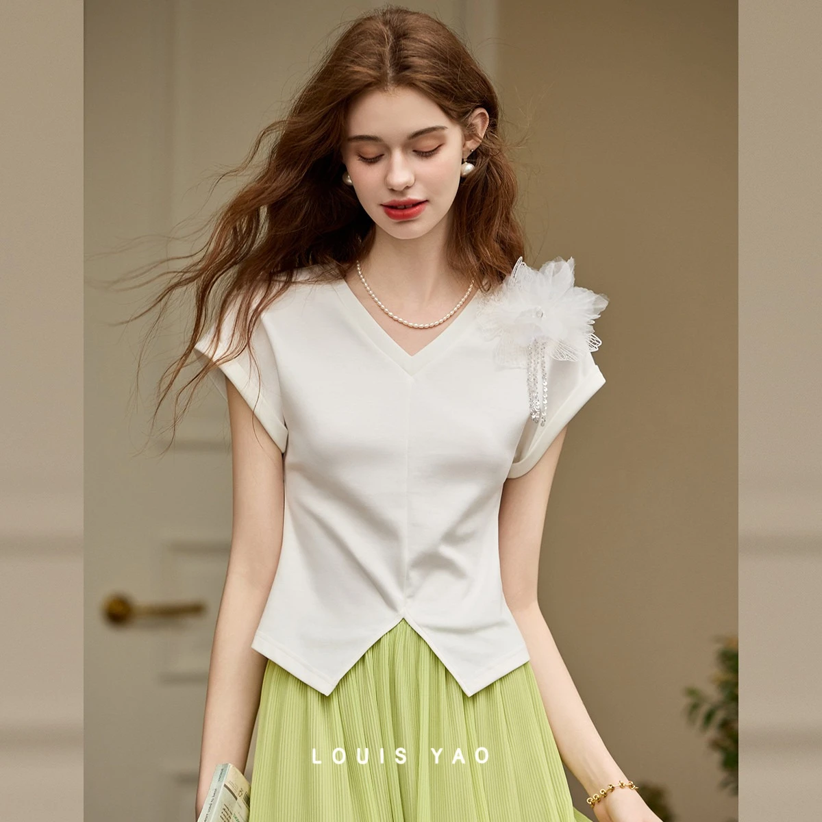 

LOUIS YAO Gentle Sweet V-neck Short Sleeve 2025 Summer New Slim Fit Sleeve Three Dimensional Flower Decoration Women's T-shirt