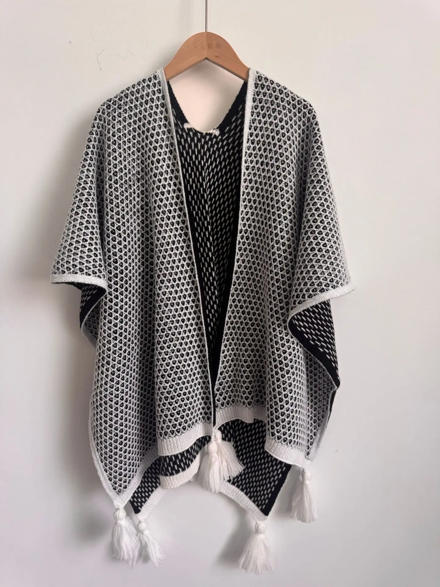 

2025 Autumn/Winter New Double-Sided Two-Way Wearable Scarf Outerwear Insulated Knit Scarf for Travel and Photography poncho