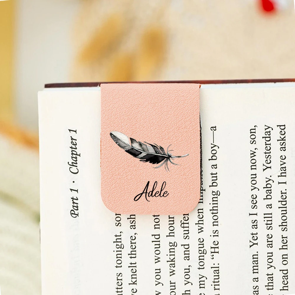 1 قطعة إشارة مرجعية للاسم مع ريشة لطيفة ، إشارة مرجعية من الجلد لطيفة على شكل ريشة لطيفة ، إشارة مرجعية مغناطيسية مخصصة ، هدية عيد ميلاد لمحبي الكتب
