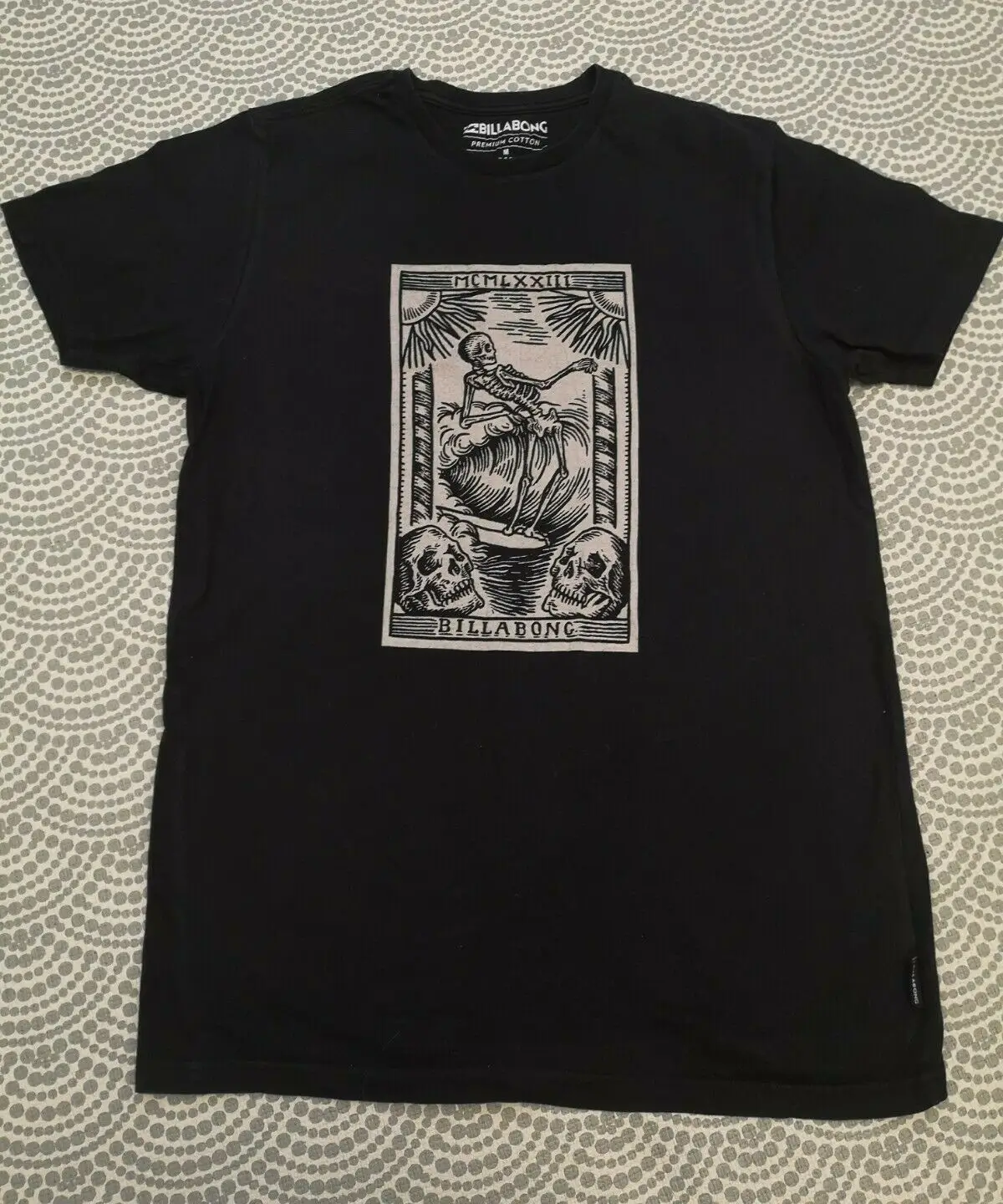 Oversized t-shirt billa bong skull surfing T shirt. Medium men's. Used but in great condition.