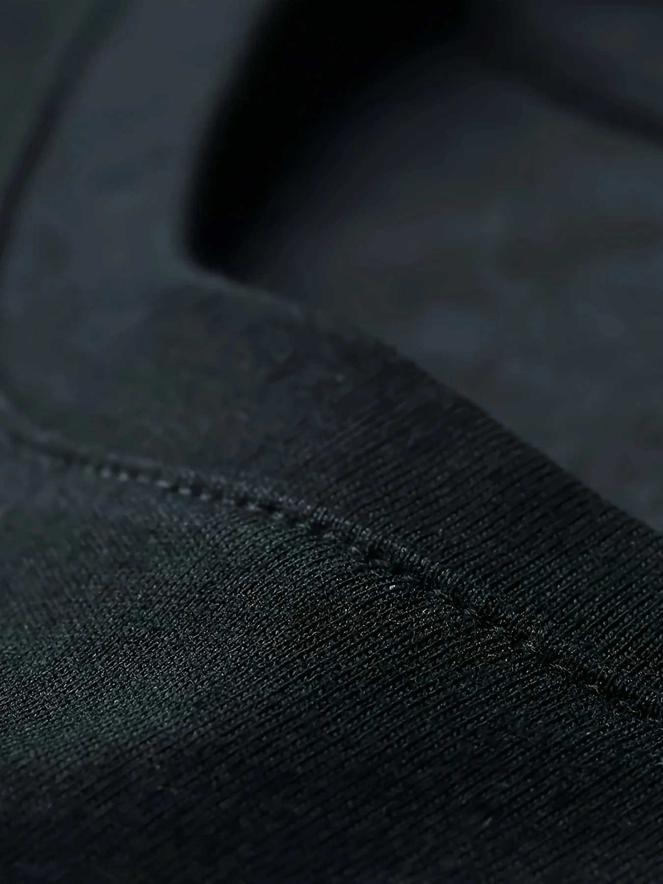 تي شيرت نسائي من Advocate Worker - خلفية سوداء مع حروف وقلوب ملونة "العامل الاجتماعي" - قابلة للتنفس كل يوم