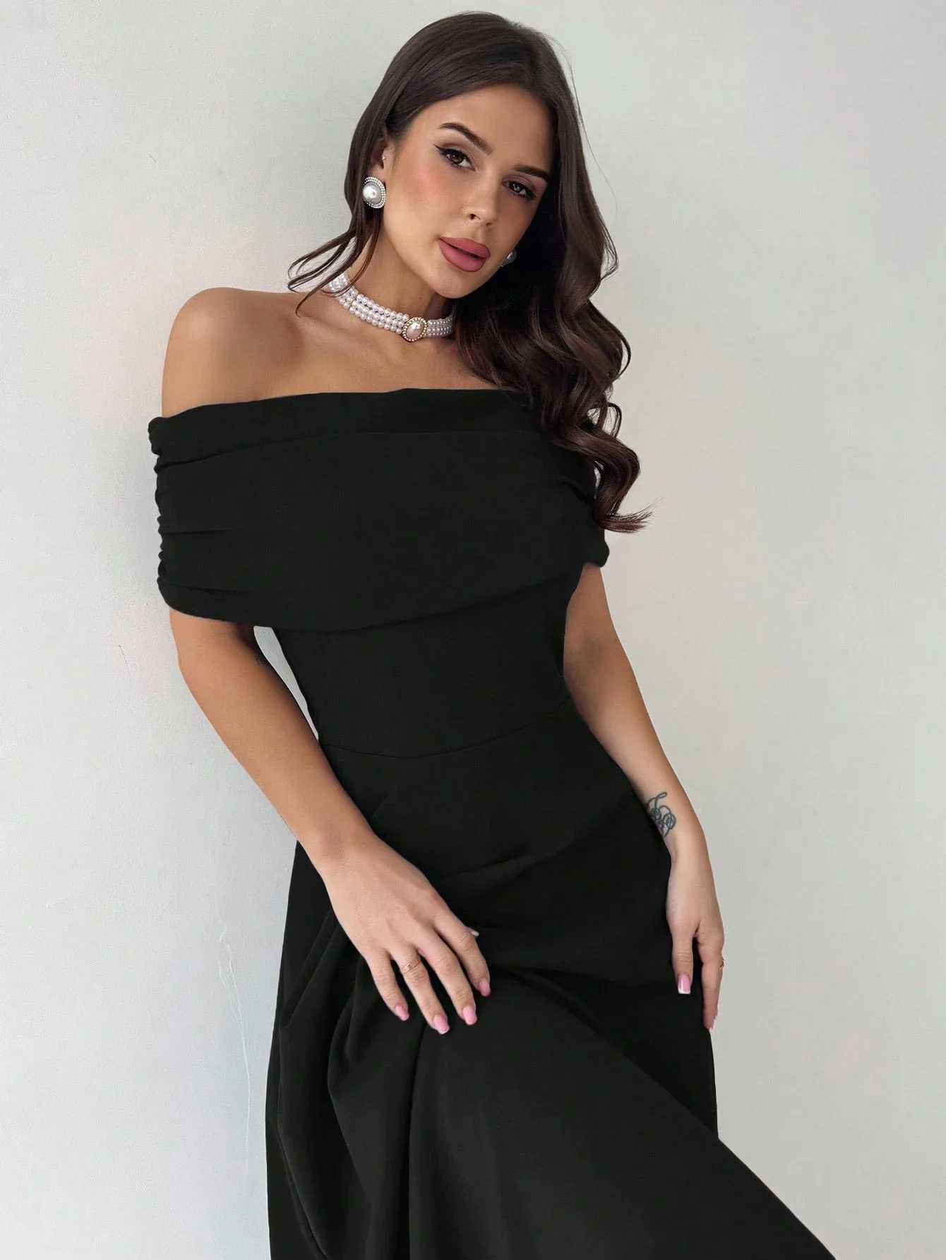 

Элегантное женское макси-платье А-силуэта с открытыми плечами и завышенной талией