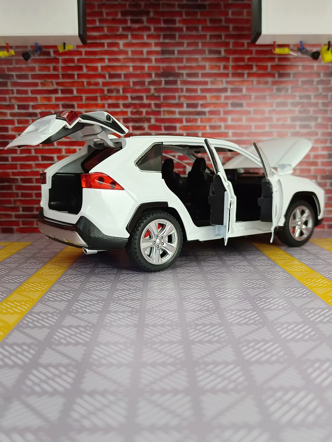 1:24 simulation Toyota RAV4 alloy car model doors and the front hood and trunk door can be opened has sound and lighting - view 3