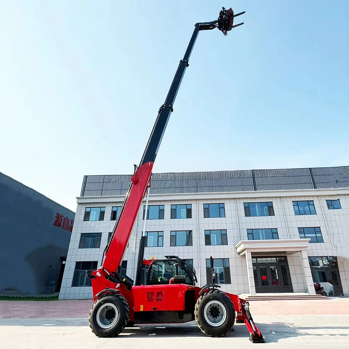 Mini 4 tons 17m remote control loader agricultural telescopic loader forklift diesel powered pallet truck farm retail industry