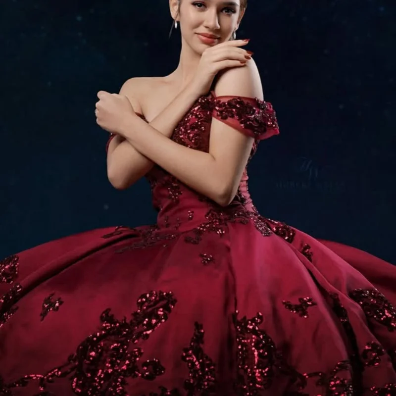 

Бордовое платье с открытыми плечами, кристаллами, блестками, многослойное, с длинным шлейфом и бантом, для выпускного вечера/квинсеаньеры, на заказ