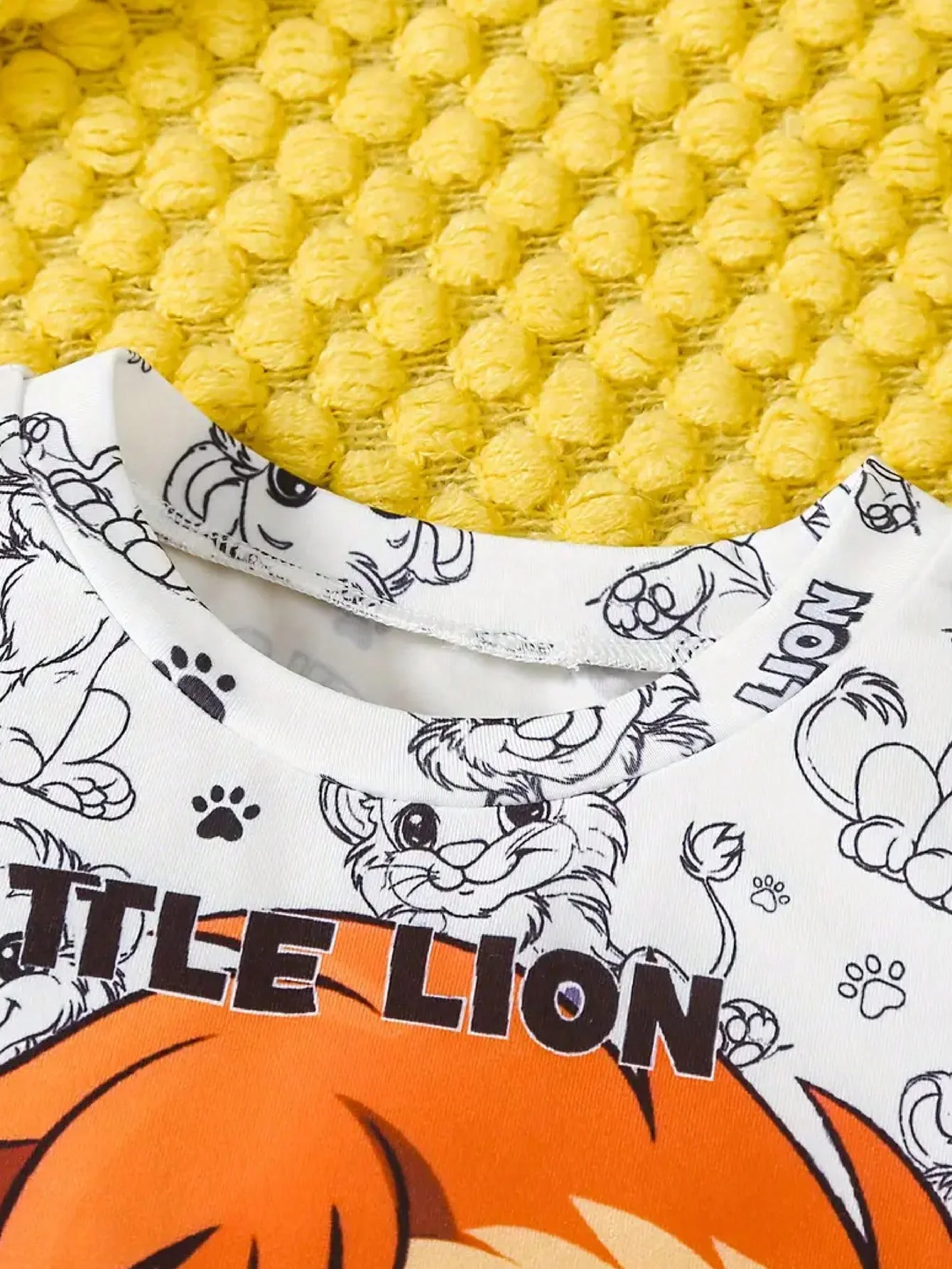 Kinderbekleidungsset, lässiges T-Shirt mit Cartoon-Löwen-Print, Rundhalsausschnitt und kurzen Ärmeln + Hose mit elastischem Bund und Löwen-Print. – Detail 7