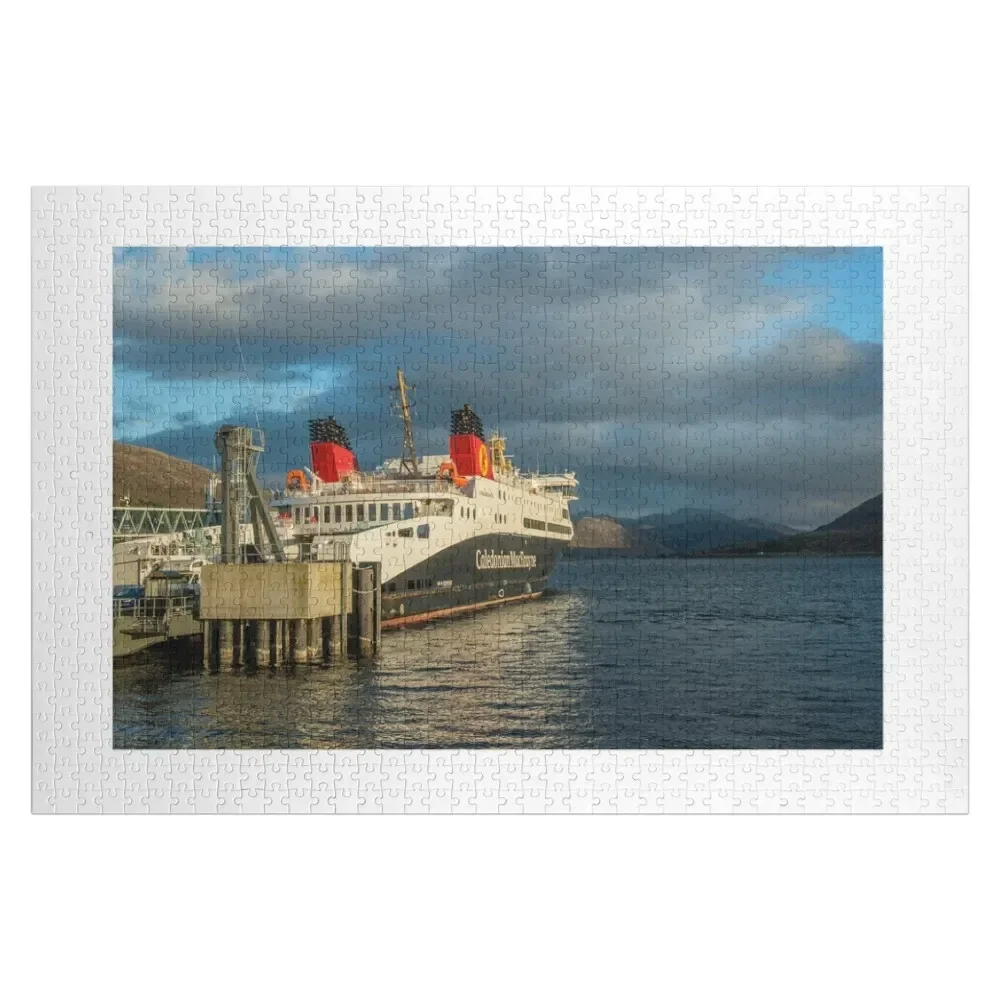 The Ferry to Stornoway dari Ullapool Ner Loch sapu di North West Skotlandia Jigsaw Puzzle hadiah khusus Puzzle