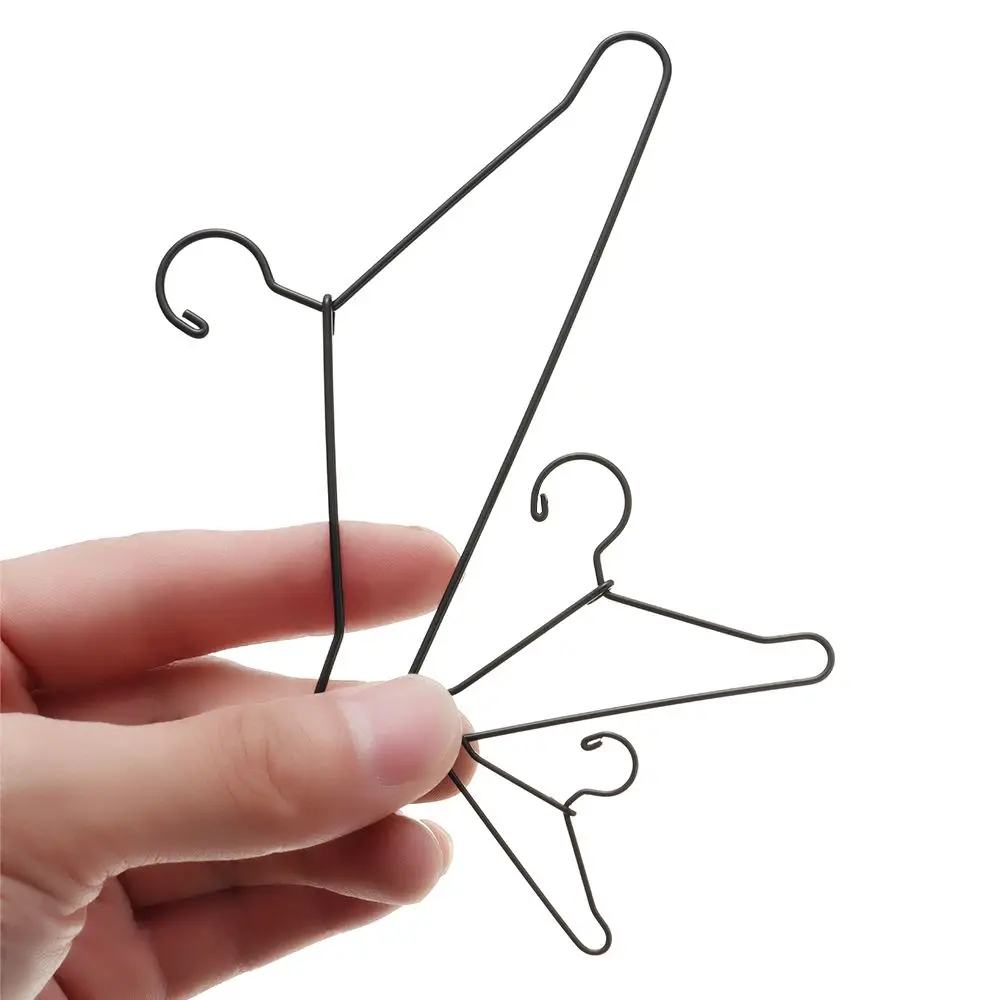 10 pz/set Cute Mini Hangers Metal Doll Dress Clothes Stand per Organizer abbigliamento per bambole appendini in miniatura decorazioni per casa delle bambole