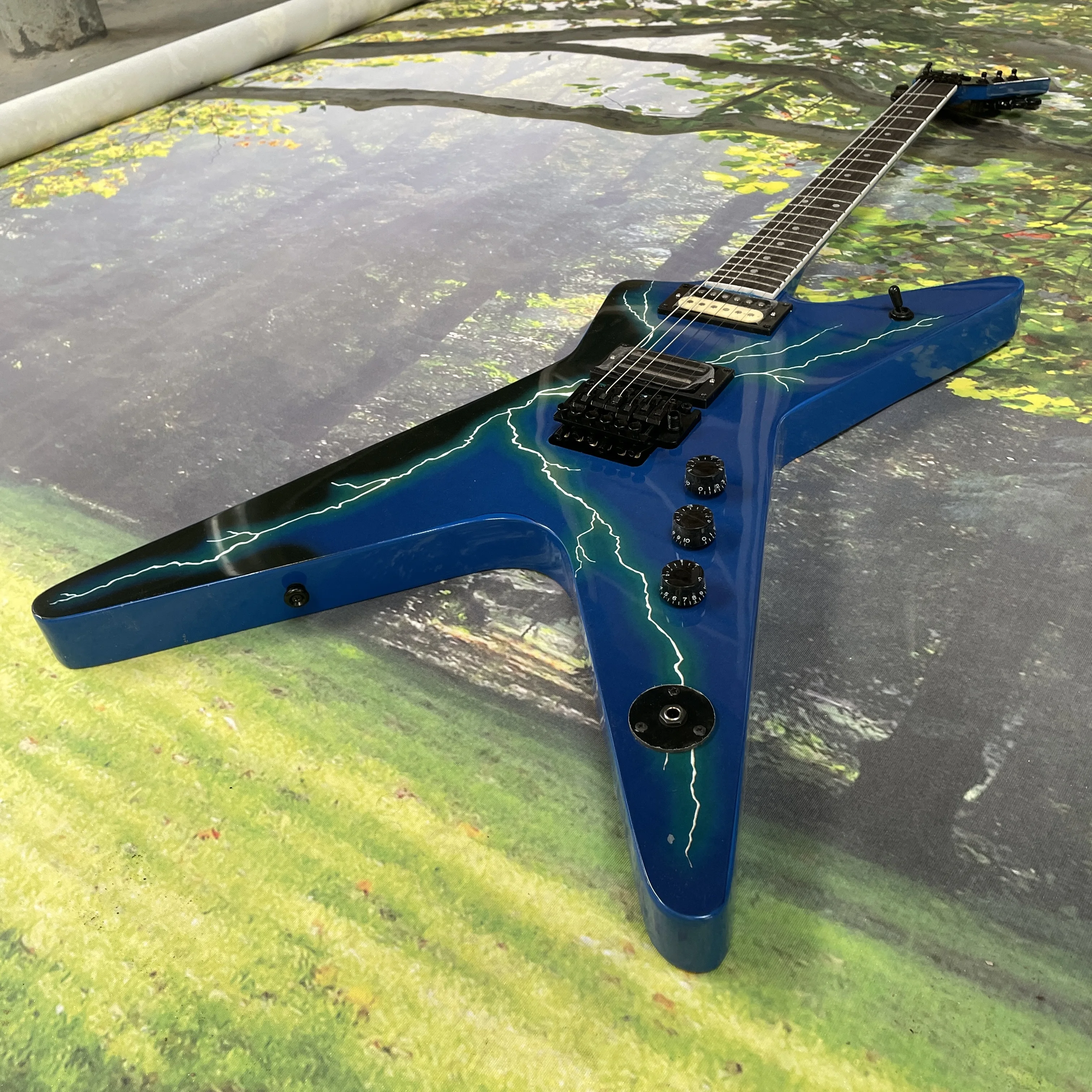 6-string electric guitar, rosewood fingerboard, lightning pattern, vibrato system guitars guitarra