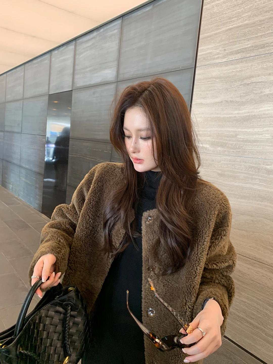 メイブン・リン レイジー・ウォーム ハイエンド ラウンドネック ショートファージャケット レディース 暖かい人工皮革コート エレガントスタイル 長袖 ルーズフィット