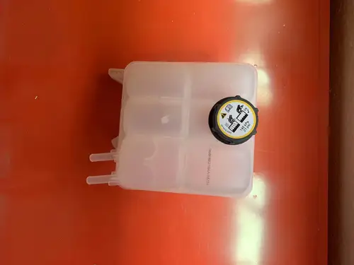 Botella de tanque de expansión de desbordamiento de radiador de motor POKESS con tapa para Ford Focus MK3 09-12 c-max Kuga Volvo S40 V50 C30C70 MAZDA3