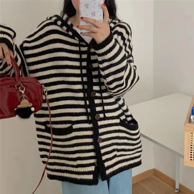 

Женский вязаный кардиган в полоску с капюшоном в стиле Lazy Style, осенний, с карманами, на одной пуговице, свободного кроя, дизайнерский, верхняя одежда