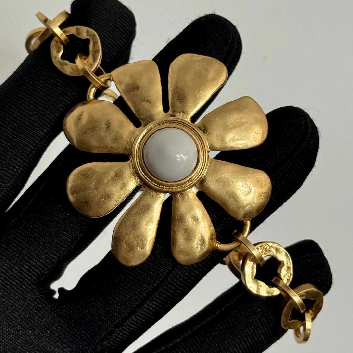 

Europe America Brass Gold Plated Daisy Flower Bracelet Woman Vintage Jewelry