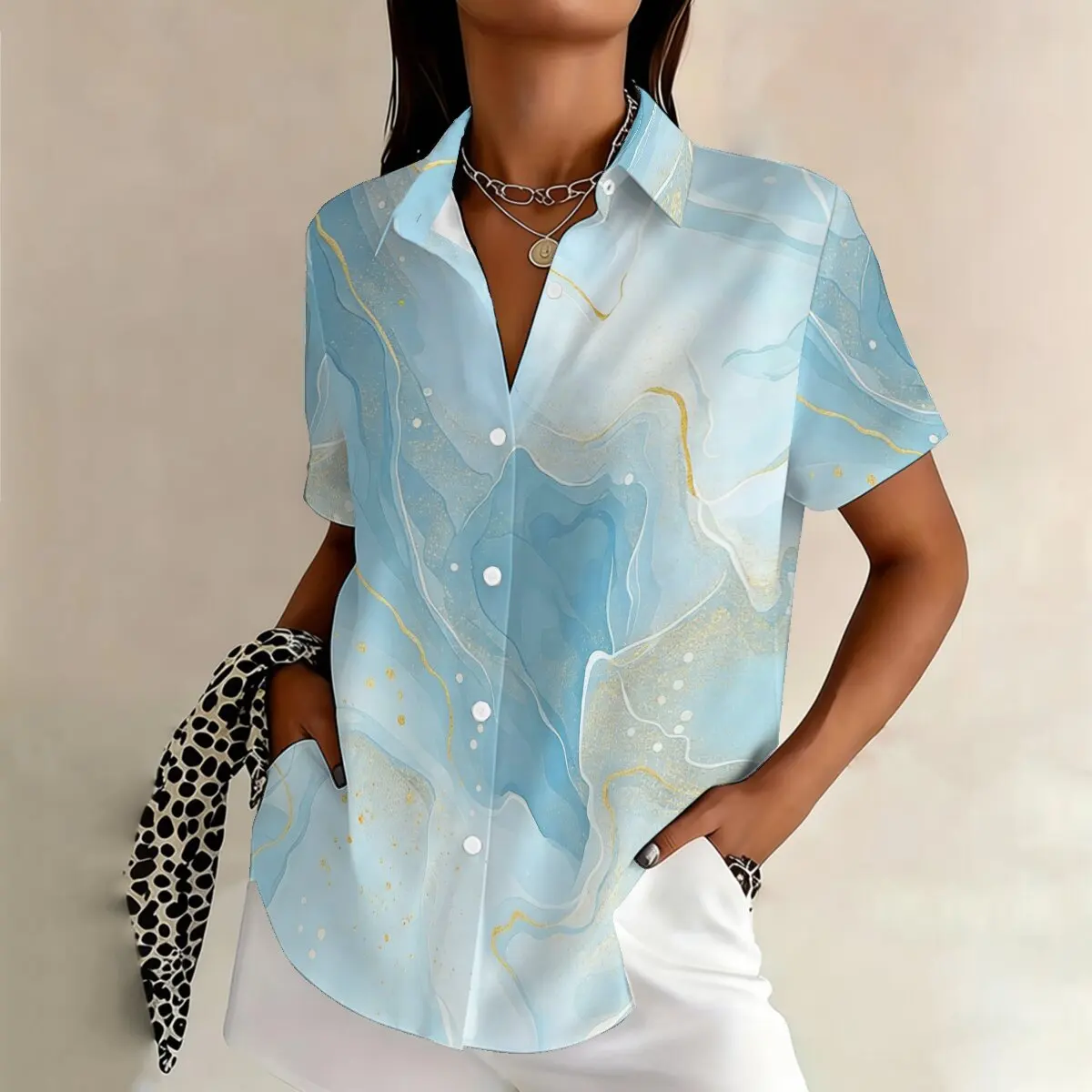 

Летняя женская рубашка больших размеров с коротким рукавом, стильная и элегантная, с приятной текстурой, подходит для деловых встреч и общения.