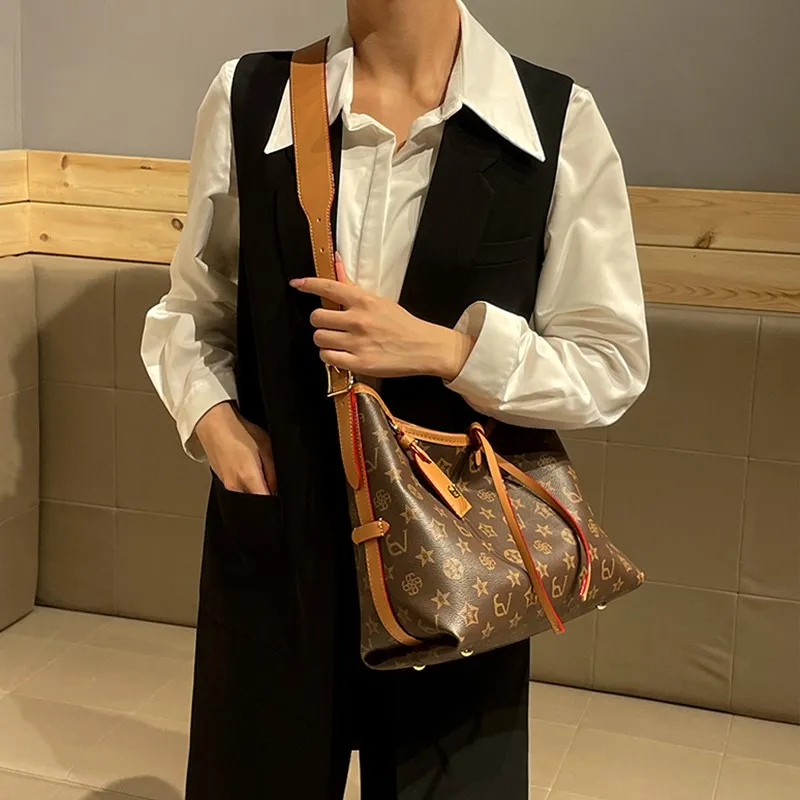 Light luxury brand handbag 2024 new autumn and winter high-end fashion designer large capacity handbag shoulder crossbody bag