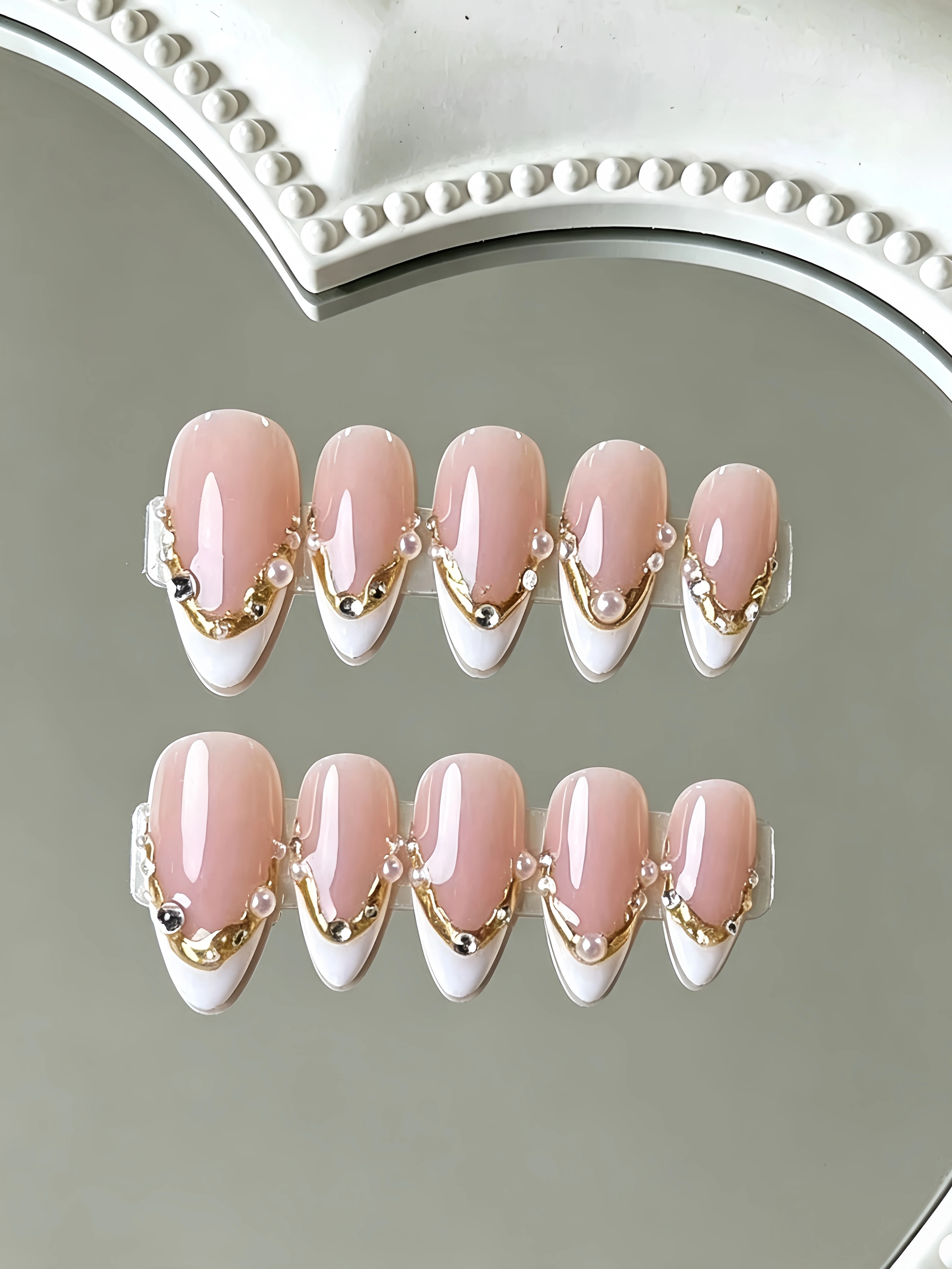 10-Piece Almond-Shaped Press-On Nails, Nude Pink V-Shaped French Pearl Nail Tips, Gentle Engagement-Style Removable Press-On Fake Nails, Gold-Plated Diamond-Studded Bridal Wedding Ambiance Nail Stickers