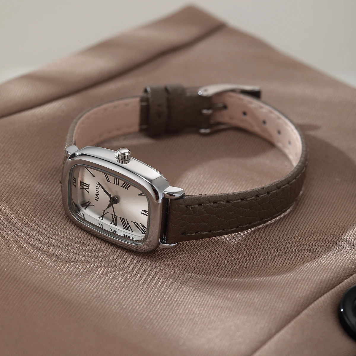 Exquisite Casual Compact Leather Strap Simple and Stylish Women's Quartz Watch