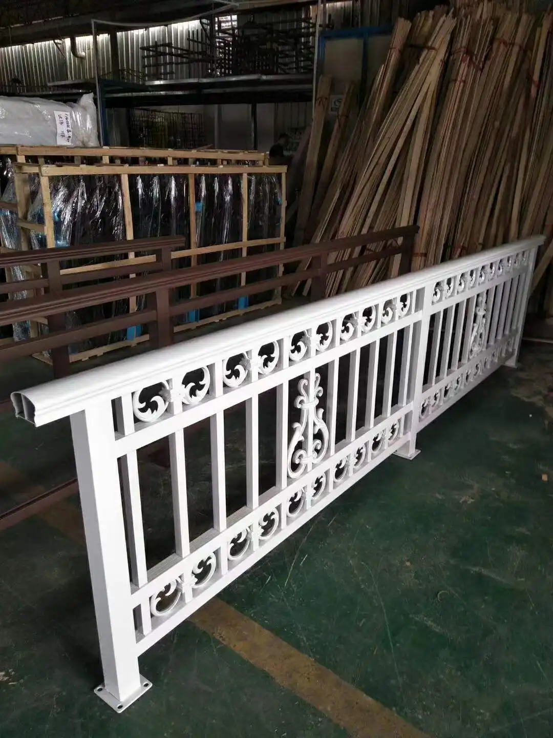 تصميم درابزين من الألومنيوم مخصص لدرابزين سطح درج الشرفة بارتفاع 6 أقدام مع خشب معالج بالضغط الطبيعي