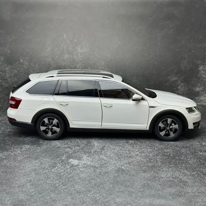 Original 1:18 Skoda Octavia Station Wagon SKODA OCTAVIA Alloy Car Model