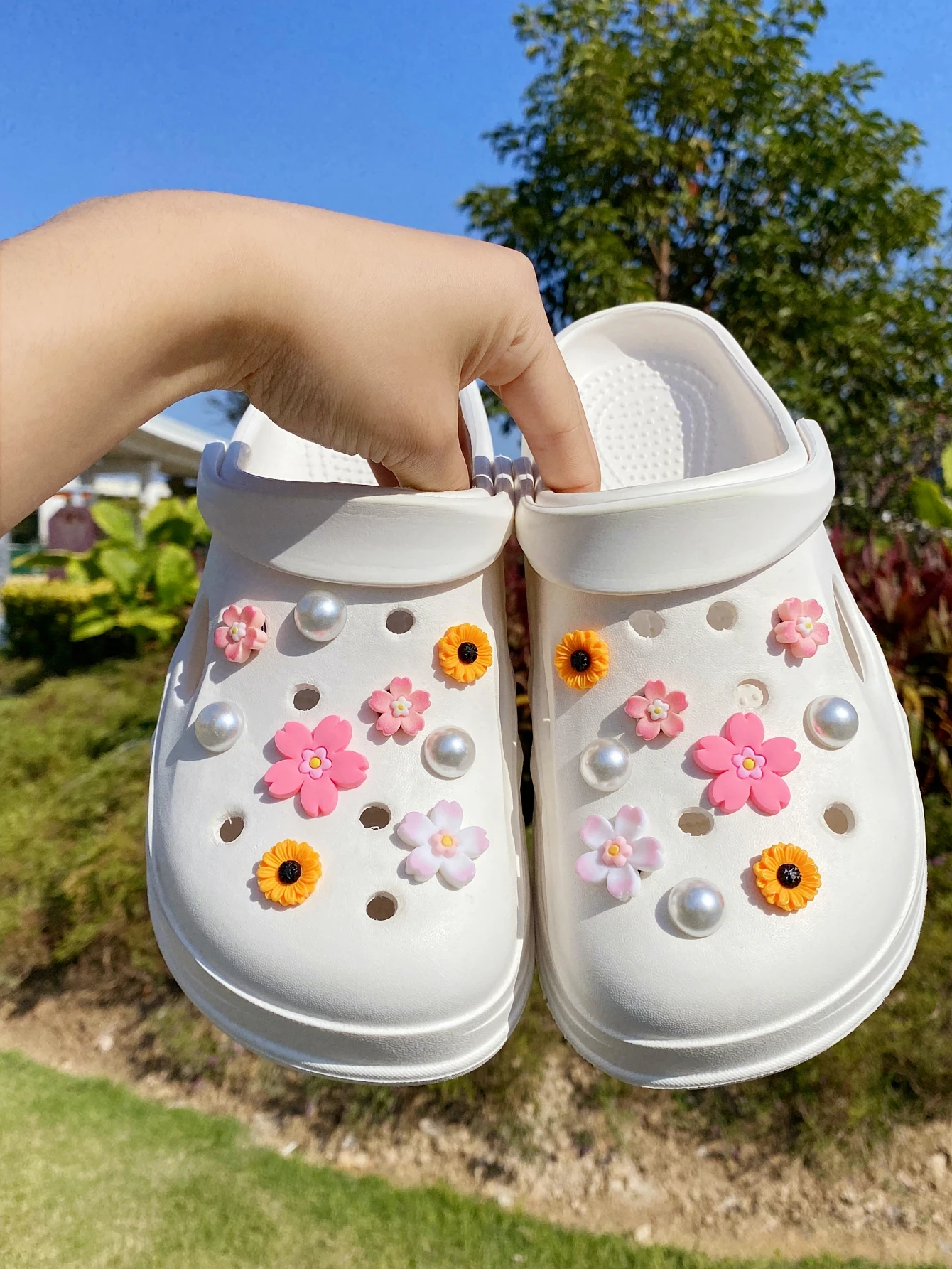 18 DIY shoe buckle decorations such as pink cherry blossoms, sunflowers, and semi-circular beige beads, a multi-functional shoe