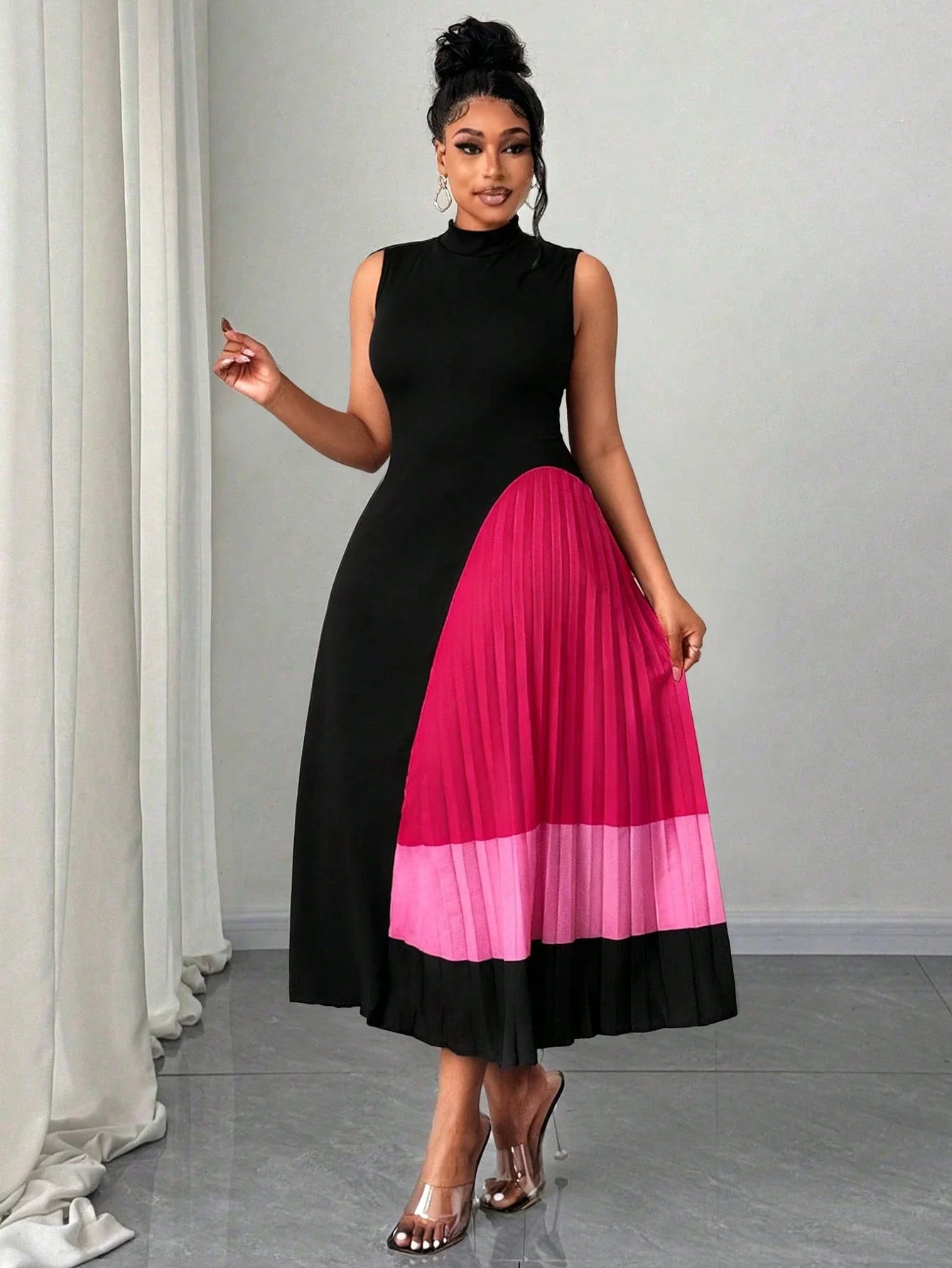 

Элегантное летнее женское платье миди без рукавов с цветными блоками и плиссированной юбкой