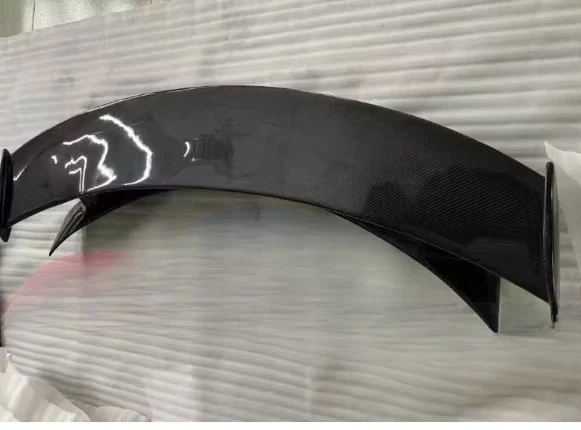 Ala posteriore in fibra di carbonio per classe W205