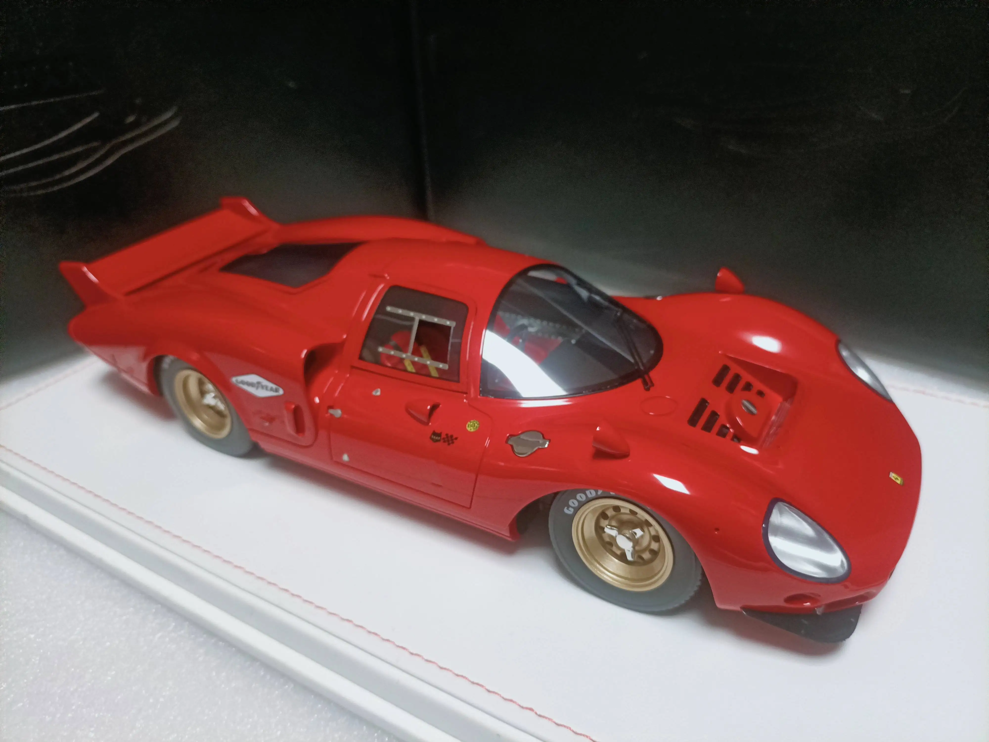 YY نموذج 1:18 365 P2 LM 1966 الأحمر محاكاة طبعة محدودة الراتنج المعادن ثابت سيارة لعبة مجسمة هدية