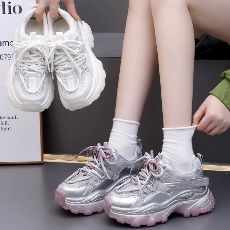 2025 حذاء أبي جديد مضاد للانزلاق باللون الوردي ونعل سميك متعدد الاستخدامات حذاء رياضي كاجوال للنساء