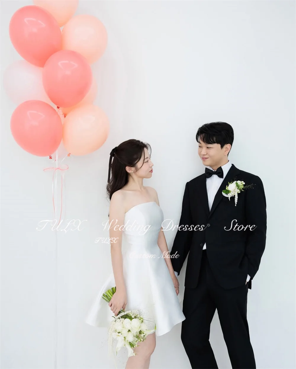 ชุดแต่งงานมินิแบบเรียบง่ายสีงาช้างผ้าซาตินสไตล์เกาหลีสำหรับถ่ายภาพ ชุดเจ้าสาวทรงเอแบบสั้นไร้สายรัดคอ  ชุดแต่งงานแบบคอร์เซ็ทสั่งตัดได้