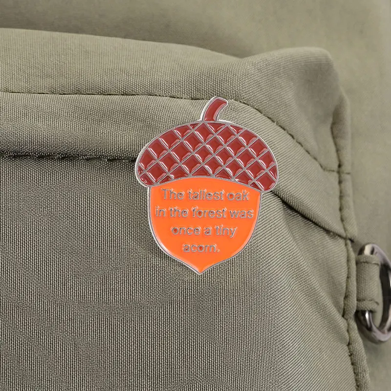 Inspirierende Eichel-Anstecknadeln: Der größte Eichenbaum im Wald war einmal eine winzige Eichel – Emaille-Pins, Broschen, Accessoires, Geschenk – Detail 5