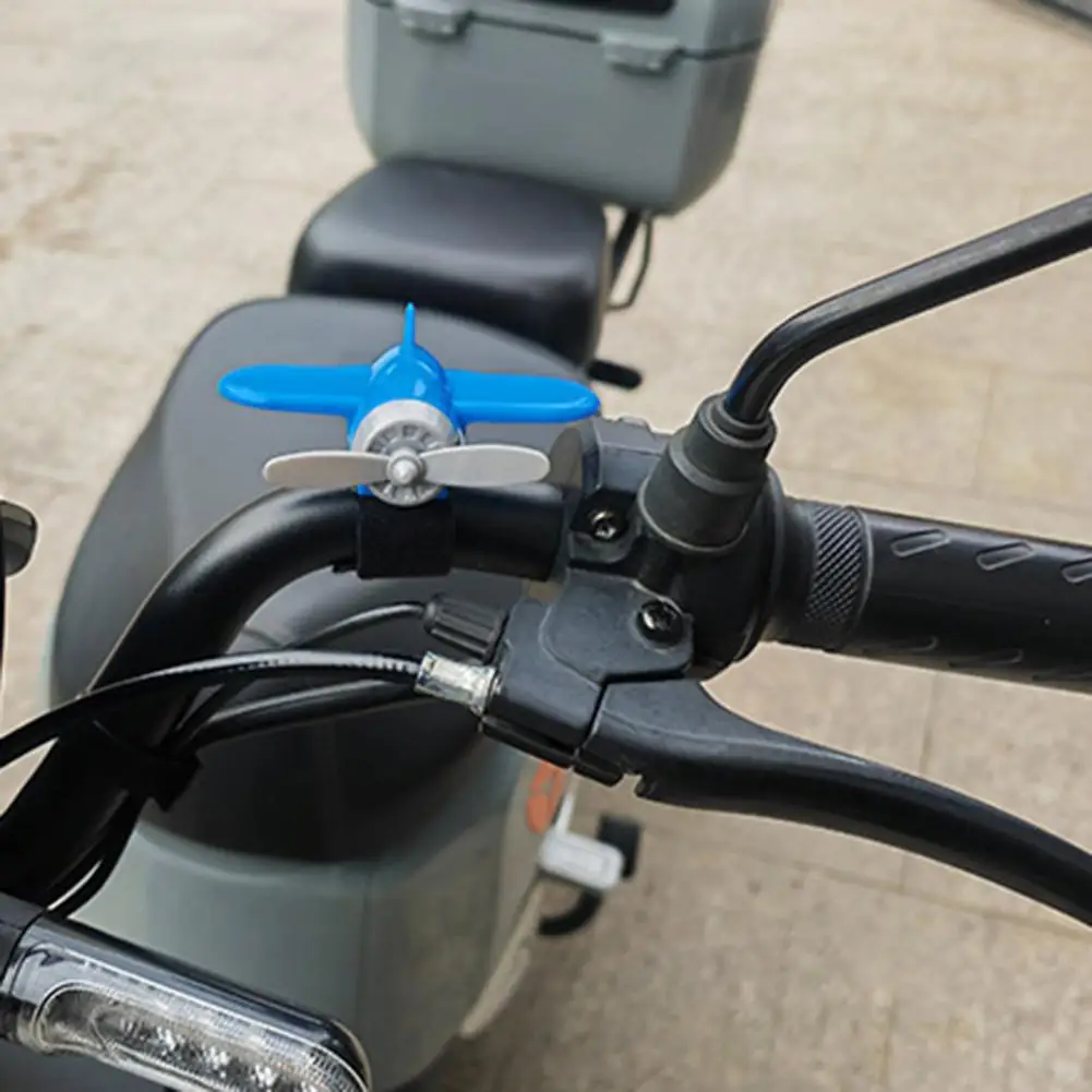 

Привлекательное украшение автомобиля, динамический вращающийся самолет, декор автомобиля, аксессуар для шлема для консоли, уникальный освежитель воздуха для автомобилей