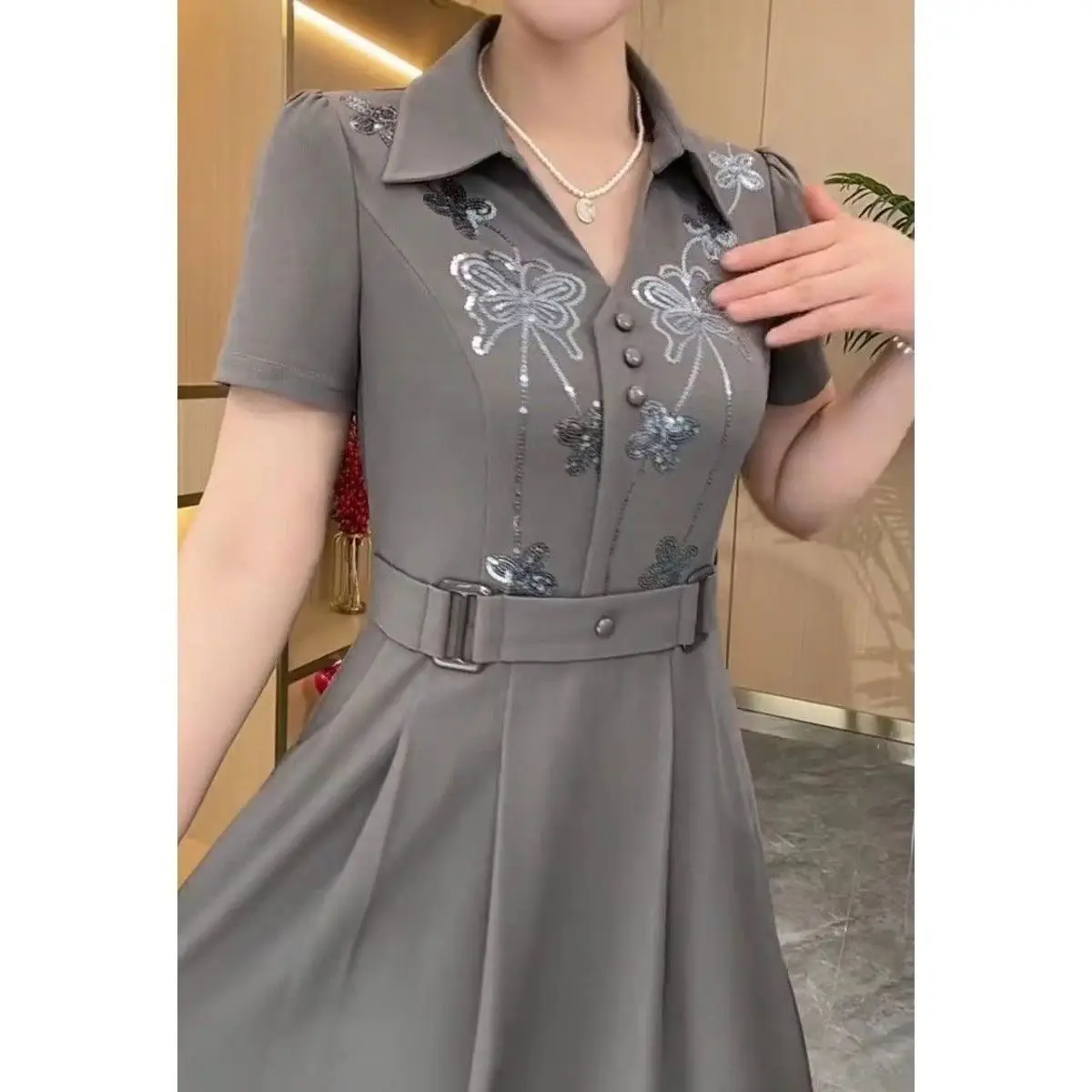 Short-sleeved dress female summer 2024 new fashion temperament slim loose waist design sense sequined long skirt.