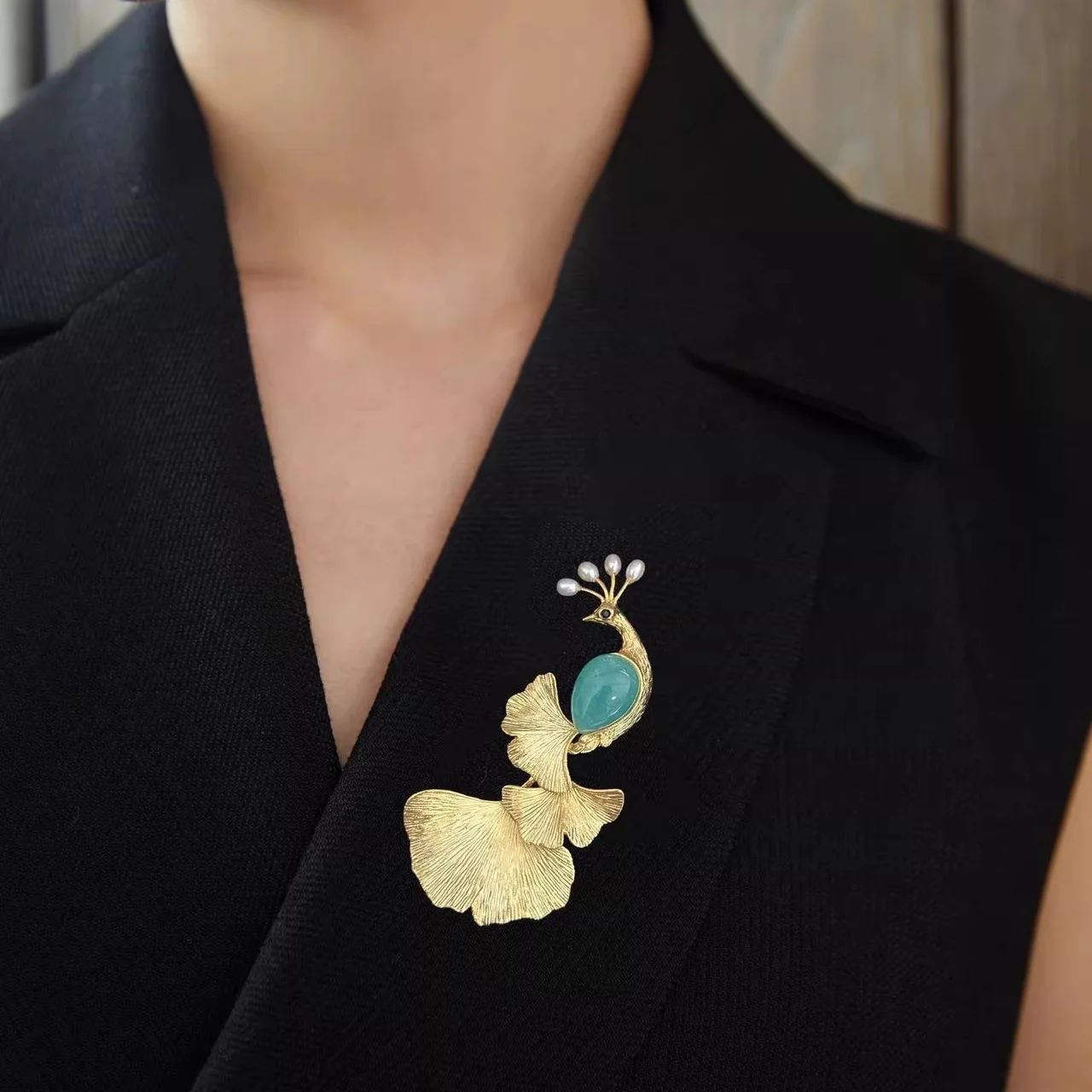 Design inspired paperclip suit accessory, retro high-end elegant and atmospheric peacock enamel chest flower for women view 4