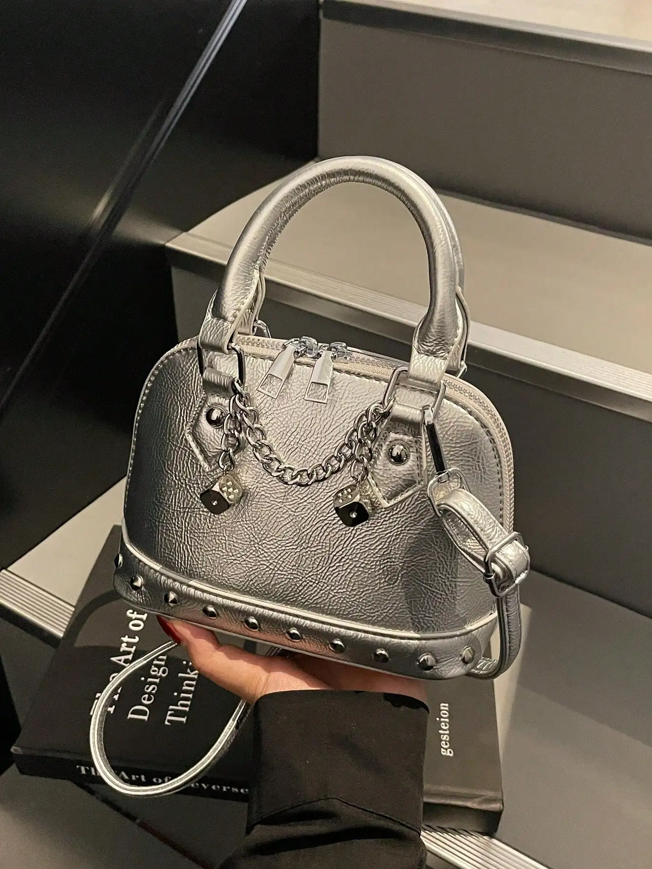 

Серебристая мини-сумка из искусственной кожи с ручкой, декорированная заклепками и цепочкой