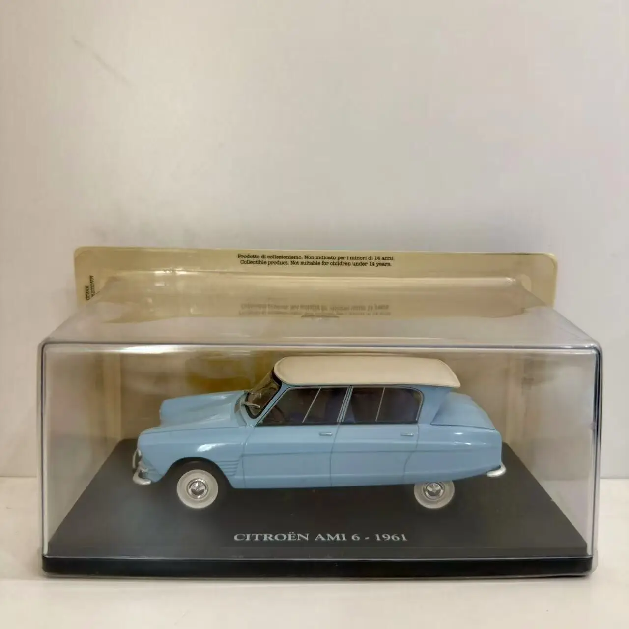 

Модель автомобиля из литого металла IXO в масштабе 1/24 CITROEN AMI 6 1961