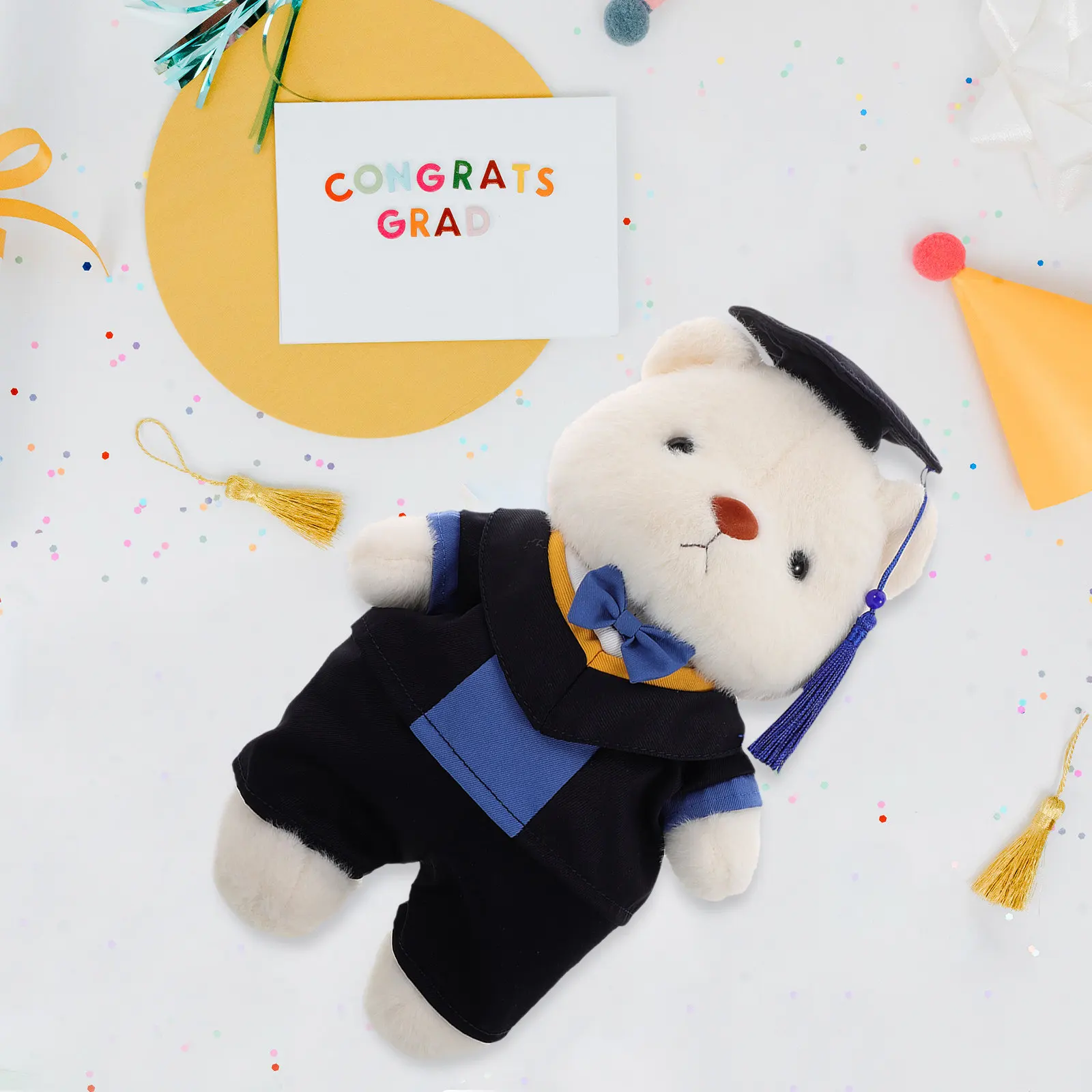 

Плюшевый мишка-выпускник: мягкая, милая, обнимательная игрушка в академической мантии и шапочке — символ достижений к выпускному сезону