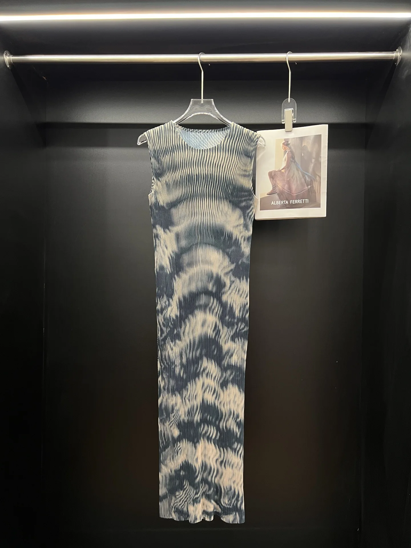 فستان مياكي بنمط مموج مطوي لصيف 2025 فستان داخلي جديد بدون أكمام بمزاج لطيف