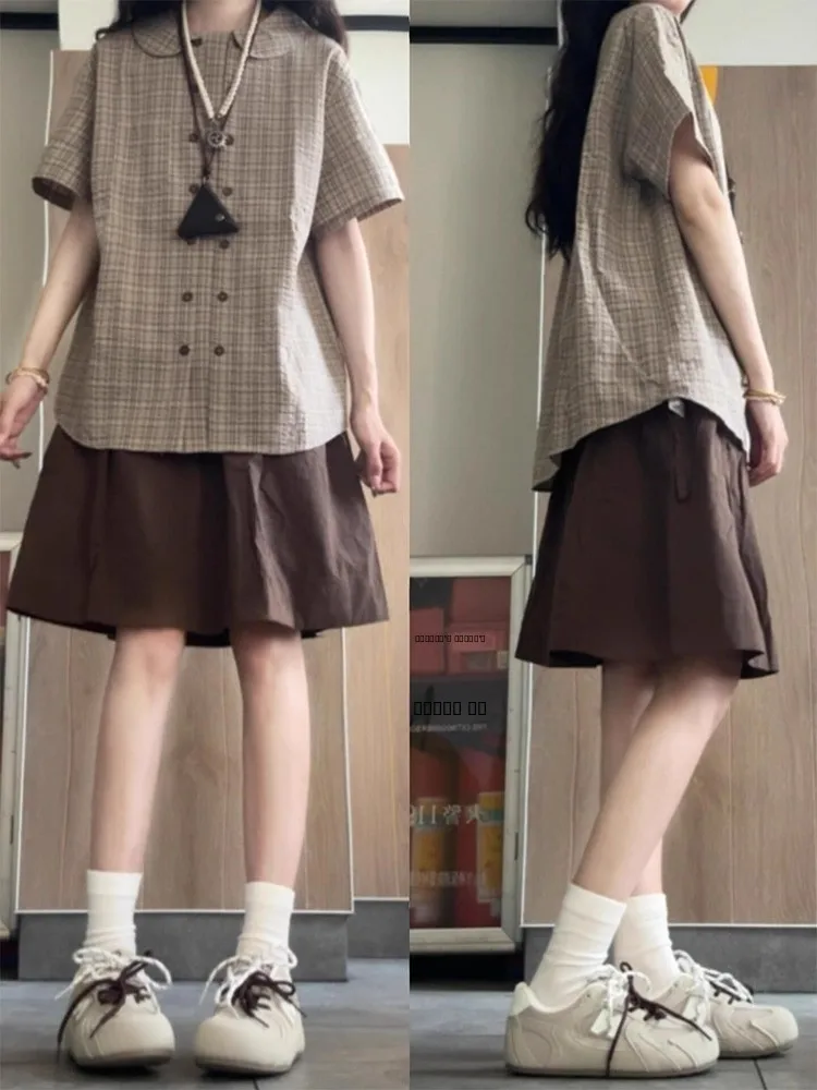 

Повседневный комплект в студенческом стиле: рубашка с коротким рукавом и воротником «Питер Пэн» и юбка А-силуэта цвета хаки – модно и удобно