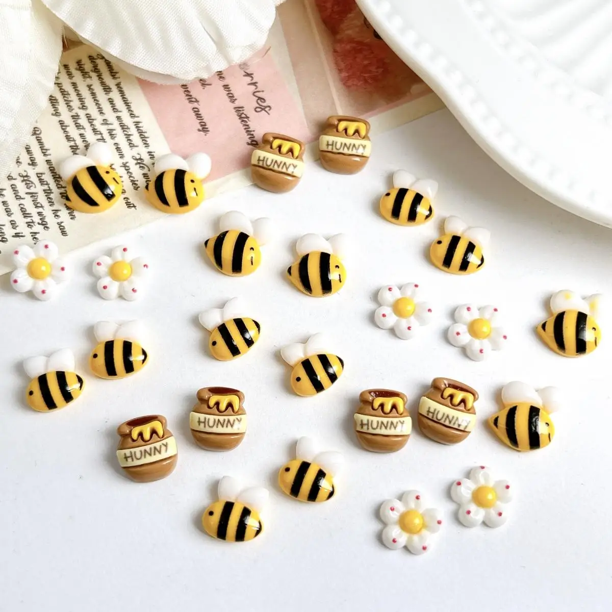 น่ารักการ์ตูน 3D เรซิ่น Chubby Bee เล็บ Charms Kawaii น้ําผึ้งหม้อดอกไม้ Scrapbooking ตกแต่งเล็บ DIY หัตถกรรมอุปกรณ์เสริม