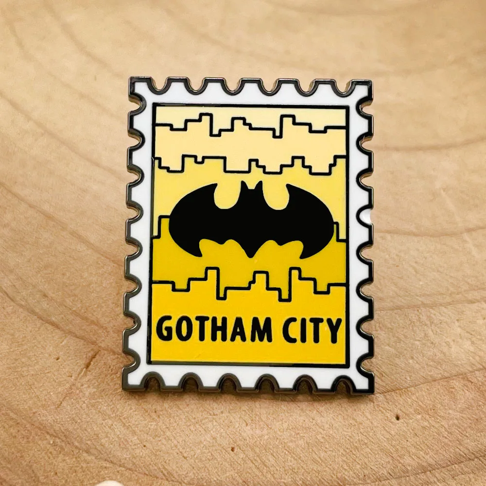 Brosche mit Fledermaus-Stempel-Motiv, romantischer Stadt-Hintergrund, Anstecknadel, klassische Comic-Anstecknadel, Accessoire, Geschenk für Freunde
