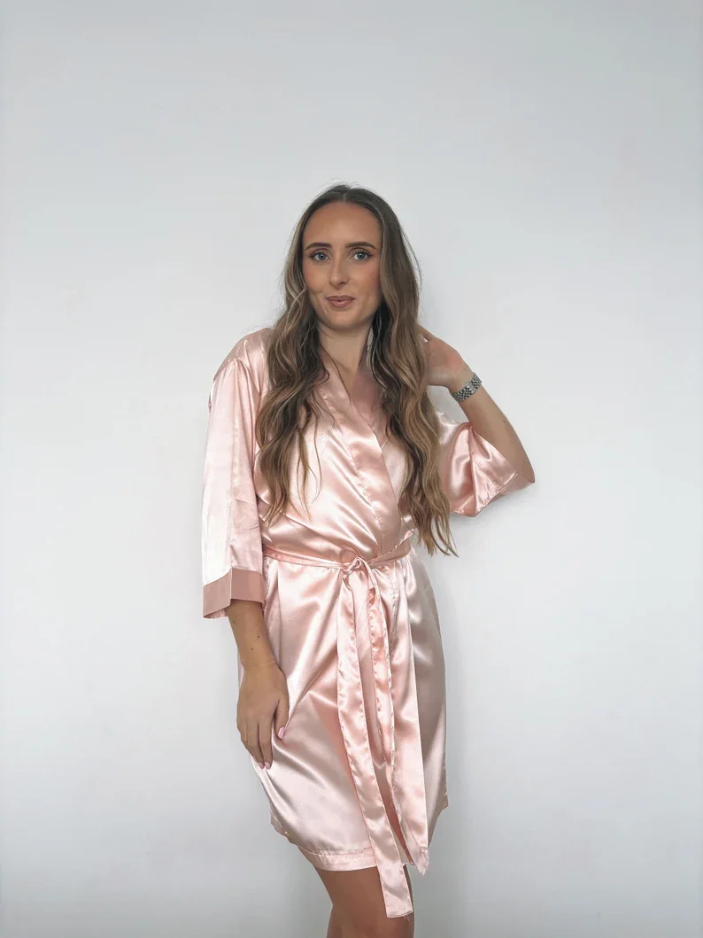 ส่วนบุคคลสีชมพู Bridesmaid Robes ปักซาตินเจ้าสาว Robe Dressing Gown ชุดนอนของขวัญเพื่อนเจ้าสาว Maid of Honor เจ้าสาว