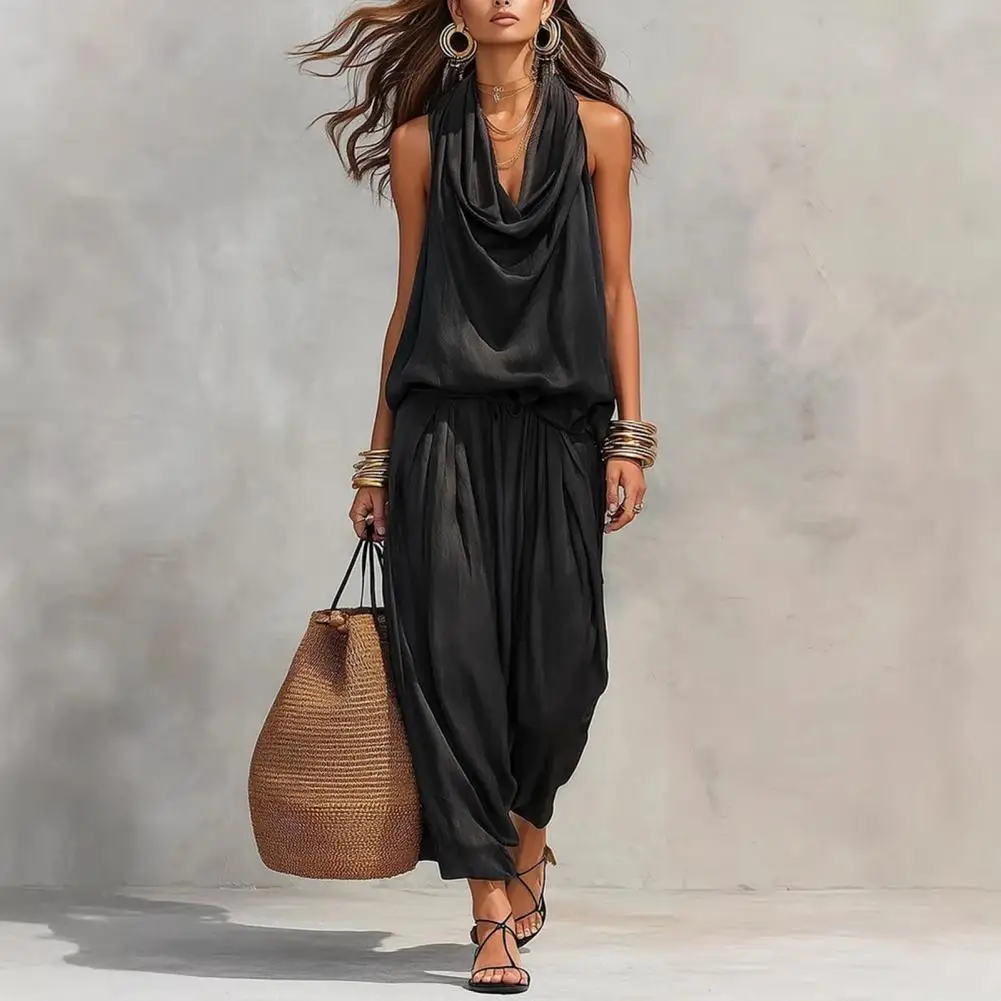 

Женские летние комплекты из 2 предметов: топ без рукавов с воротником-хомутом и укороченные брюки, сочетающиеся комплекты