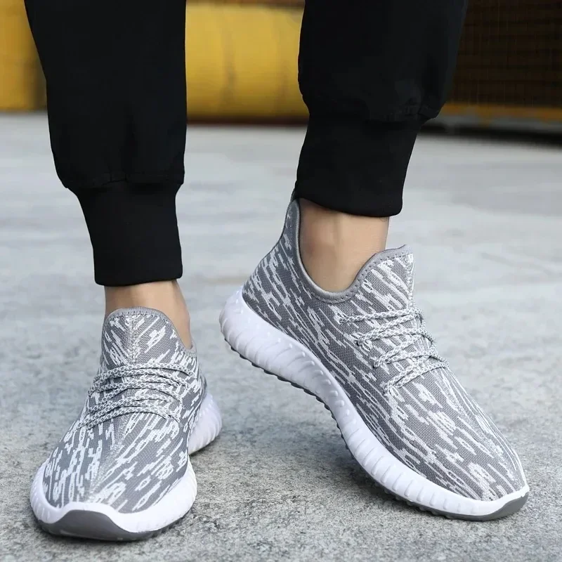 

Весенне-летние простые мужские кроссовки большого размера на резиновой мягкой подошве с дышащей сетчатой поверхностью, однотонные летающие тканые кроссовки