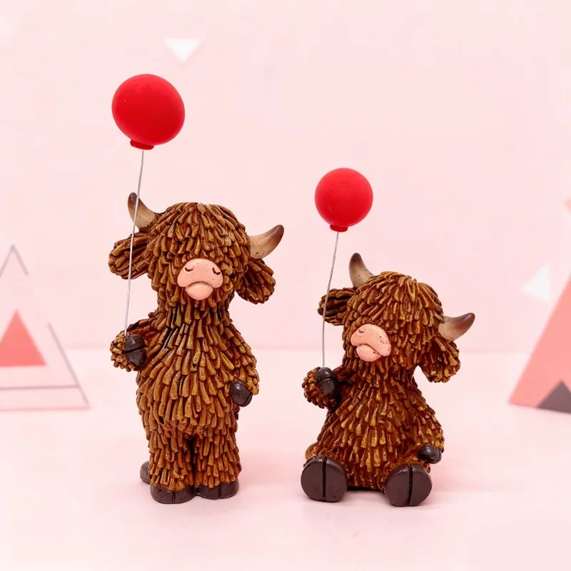 Cowboy Style Highland Cow Statue, Resin Craft Desktop Statue, Suitable for Home, Office, Living Room, and Bathroom Decoration