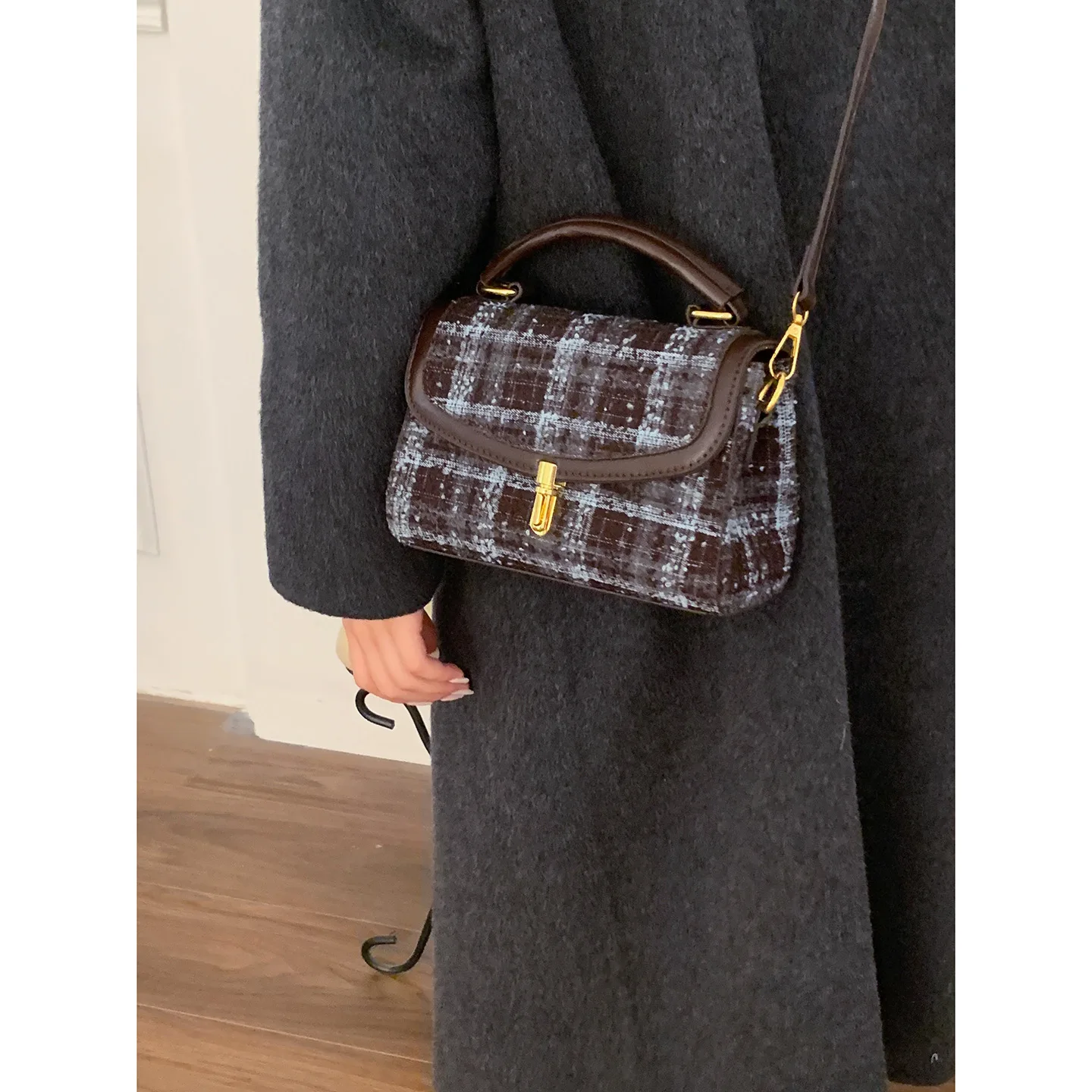 حقيبة كروس كلاسيكية للنساء لخريف وشتاء 2025، محفظة كتف جلدية متعددة الاتجاهات، حقيبة صغيرة جمالية ريترو للتنقل اليومي #3